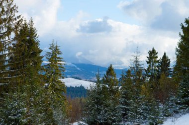 Gökyüzüne karşı dağ manzarası