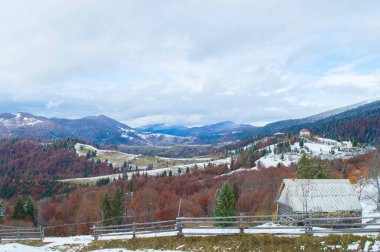 Gökyüzüne karşı dağ manzarası