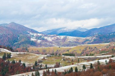 Gökyüzüne karşı dağ manzarası