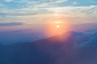 Dağlarda gün batımı, bulutlarda bulutlar...