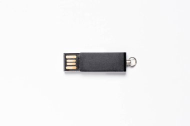 Beyaz arkaplandaki usb flash diski