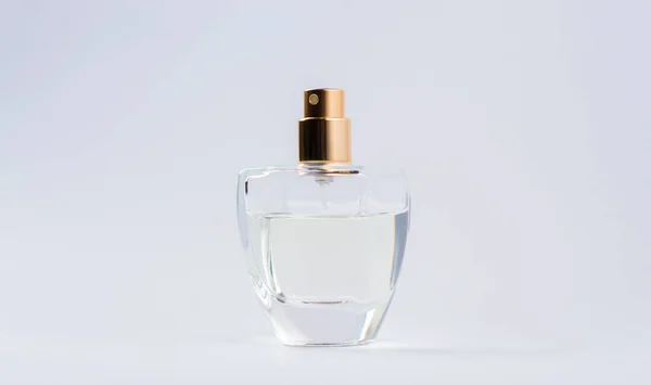 Botella Perfume Transparente Sobre Fondo Gris —  Fotos de Stock