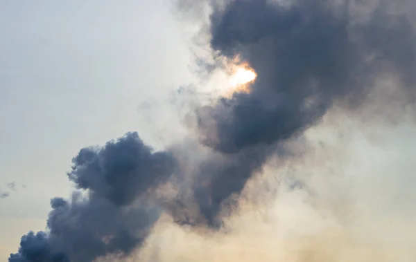 Czarny Gruby Dym Pod Niebem — Zdjęcie stockowe