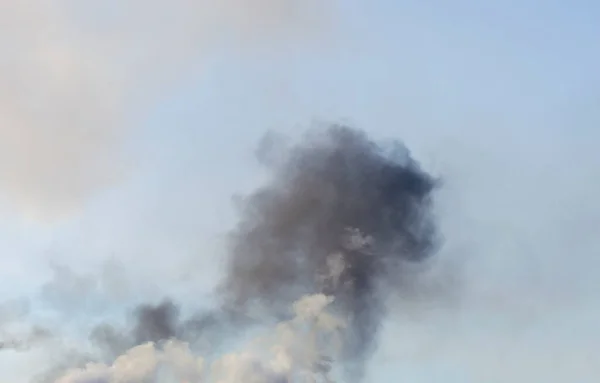 Fumaça Grossa Preta Contra Céu — Fotografia de Stock