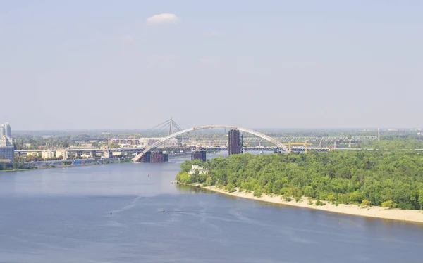Široká Městská Řeka Pozadí Mostu — Stock fotografie