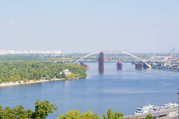 Široká Městská Řeka Pozadí Mostu — Stock fotografie