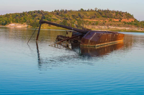 Auf Dem Teich Rzhava Gefluteten Bagger — Stockfoto