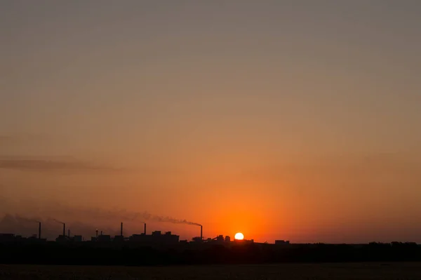 Tüten Bacalar Endüstrisinin Arka Planında Batan Güneş — Stok fotoğraf