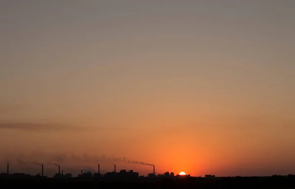 Zachodzące Słońce Tle Przemysłu Kominów Dymiących — Zdjęcie stockowe