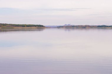 Gökyüzüne karşı geniş su kütlesi