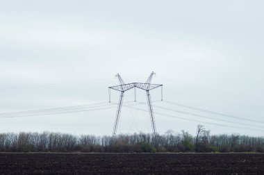Gökyüzüne karşı büyük güç hattı kuleleri
