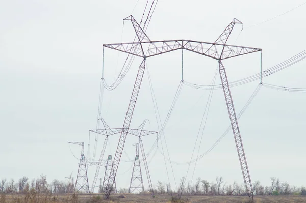 Μεγάλοι Πύργοι Γραμμών Ηλεκτρικής Ενέργειας Ενάντια Στον Ουρανό — Φωτογραφία Αρχείου