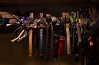 Eski model bir alet, pense ucu kıskaçları