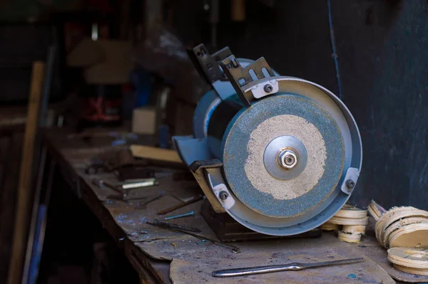 Eski bir atölye taşlama tezgahı