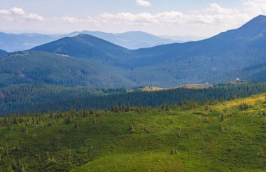 Gökyüzünün arka planında doğa dağı manzarası