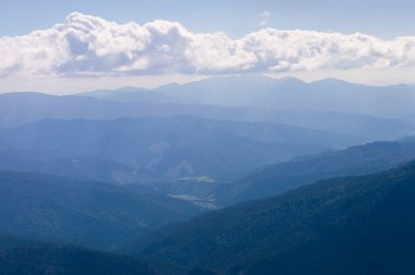 Gökyüzünün arka planında doğa dağı manzarası