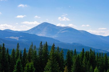 Gökyüzünün arka planında doğa dağı manzarası