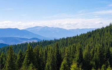Gökyüzünün arka planında doğa dağı manzarası