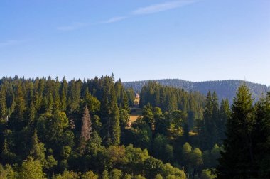 Gökyüzünün arka planında doğa dağı manzarası