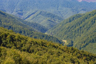 Gökyüzünün arka planında doğa dağı manzarası