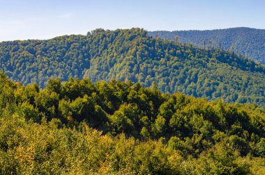 Gökyüzünün arka planında doğa dağı manzarası