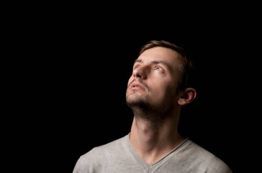 Siyah arka planda bir adamın fotoğrafı.