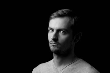 Siyah arka planda bir adamın fotoğrafı.