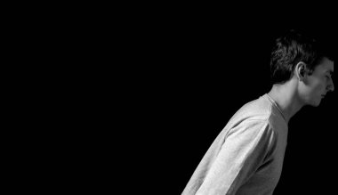 Çerçevenin köşesindeki bir adamın siyah beyaz portresi.