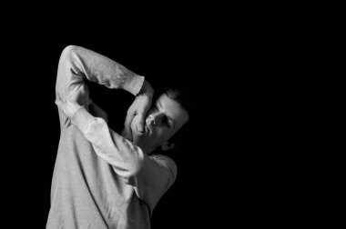 bir adamın siyah beyaz fotoğrafı, eller el ele tutuşuyor ve kafa.