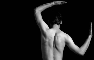 Bir adamın siyah beyaz fotoğrafı, eller yanda.