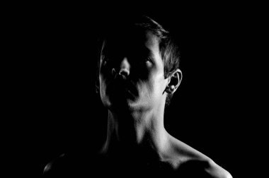 bir adamın siyah beyaz dramatik portresi