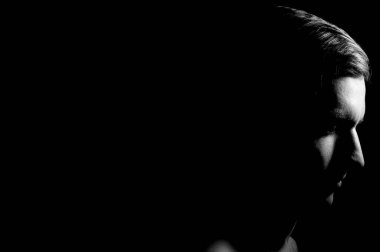 bir adamın siyah beyaz dramatik portresi