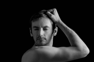 siyah beyaz dramatik bir fotoğraf depresif bir poz