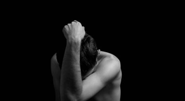 siyah beyaz dramatik bir fotoğraf depresif bir poz