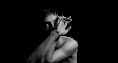 siyah beyaz dramatik bir fotoğraf depresif bir poz