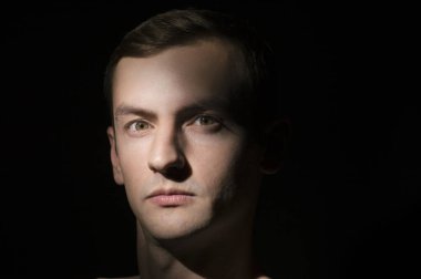 Siyah arka planda bir adamın portresi.