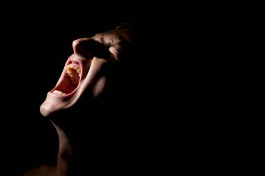 Siyah arka planda bir adamın portresi.