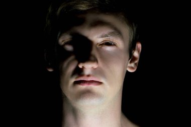 Dramatik ışıklandırmadaki bir adamın portresi