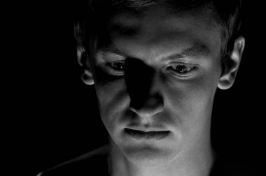 bir adamın siyah beyaz dramatik portresi