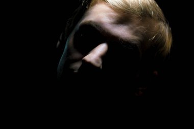 Dramatik ışıklandırmadaki bir adamın portresi