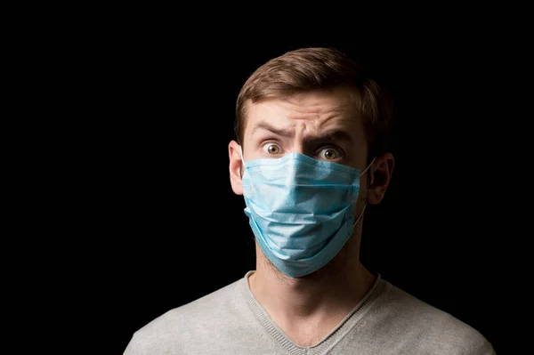 蒙面人脸的肖像 以对抗病毒 — 图库照片