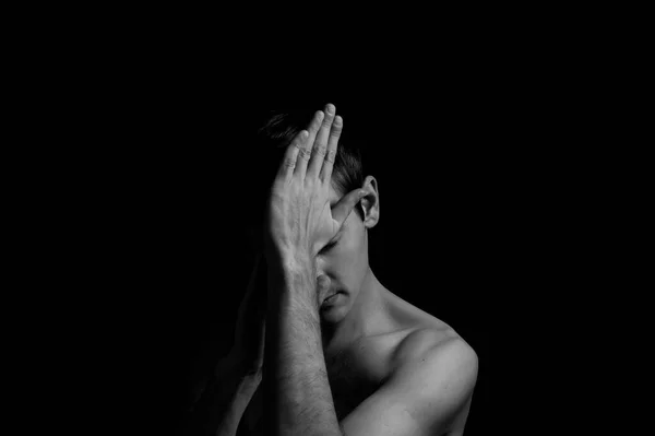 Junger Mann Auf Schwarzem Hintergrund Dramatischer Ausdrucksstarker Pose — Stockfoto