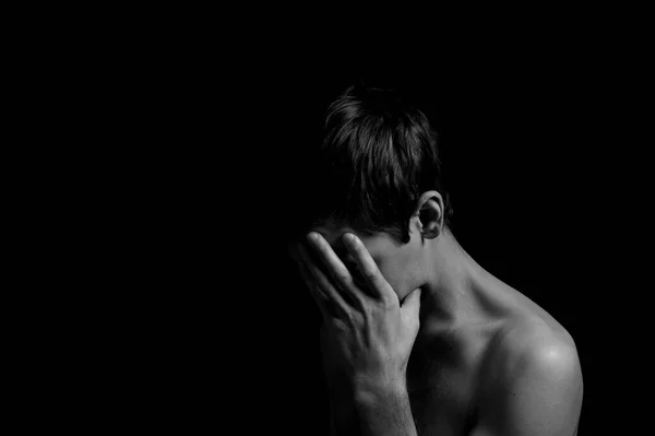 Jeune Homme Sur Fond Noir Dans Une Pose Dramatique Expressive — Photo