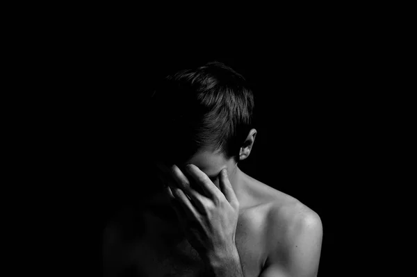 Junger Mann Auf Schwarzem Hintergrund Dramatischer Ausdrucksstarker Pose — Stockfoto