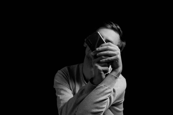 Czarno Biały Fotoreporter Telefonem Rękach — Zdjęcie stockowe