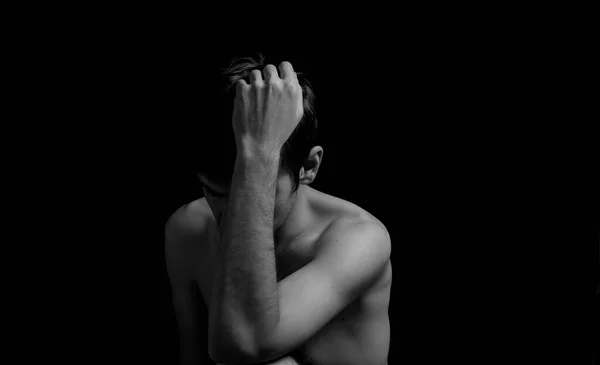 siyah beyaz dramatik bir fotoğraf depresif bir poz