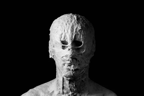 Siyah bir arkaplanda şekilsiz çarpık bir yüzün portresi