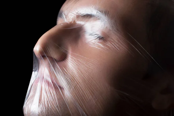 Portret Bliska Plastikowej Torby Uduszeniu Twarzy — Zdjęcie stockowe