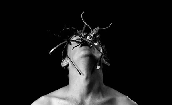 Άνθρωπος Μαύρο Φόντο Καλώδια Από Στόμα Έννοια Τεχνολογίες Γοητευμένος Από — Φωτογραφία Αρχείου