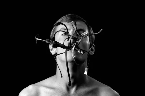 Mann Auf Schwarzem Hintergrund Drähte Aus Mundkonzepttechnologien Die Den Menschen — Stockfoto